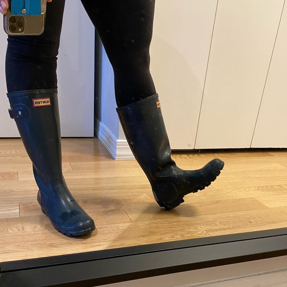 HUNTER Navy Tall Rain Boots with Fleece Socks, Bag - Picture 3 of 15